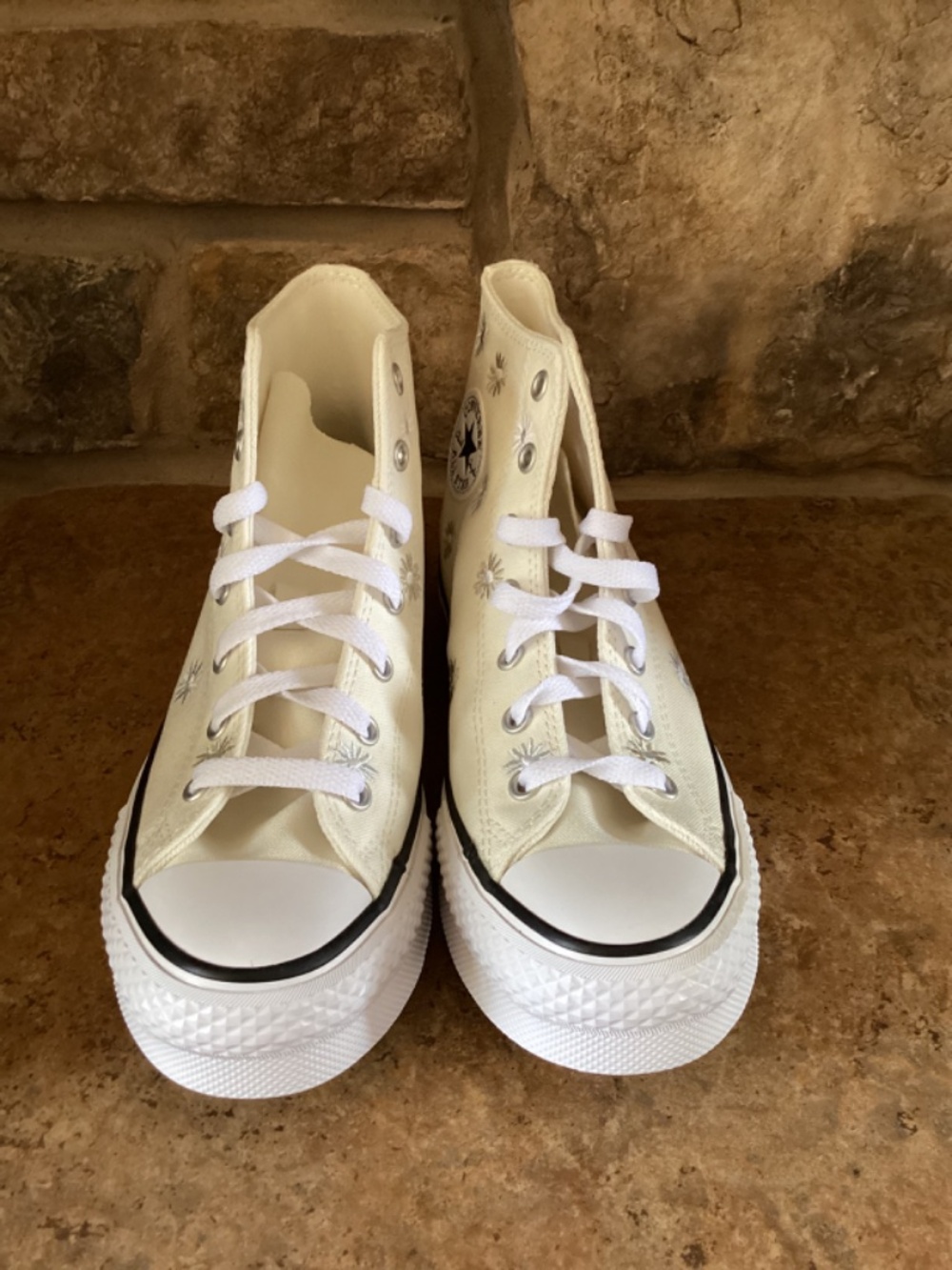 Converse Chuck Taylor Kids Size 5 High Top Cream Yellow Embroidered Flowers NIB - Picture 5 of 8